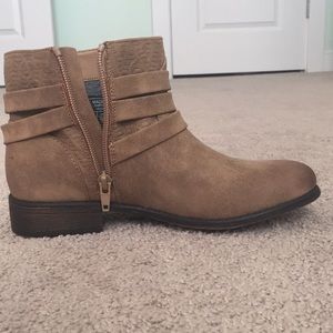 Roxy ankle boots, new